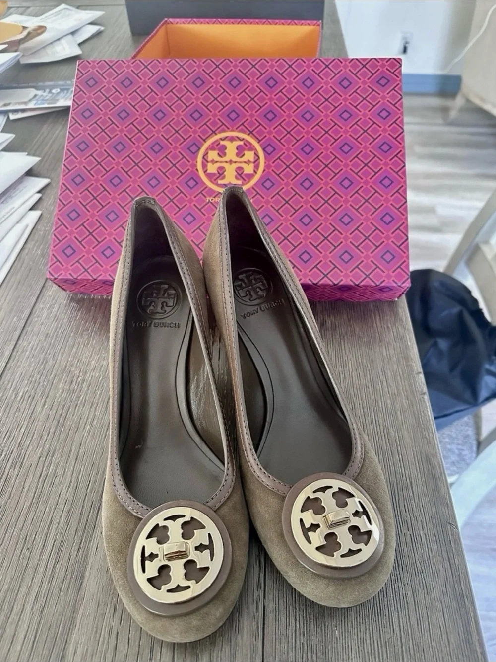 Tory Burch Women’s Logo Pumps Heels Taupe Size 9